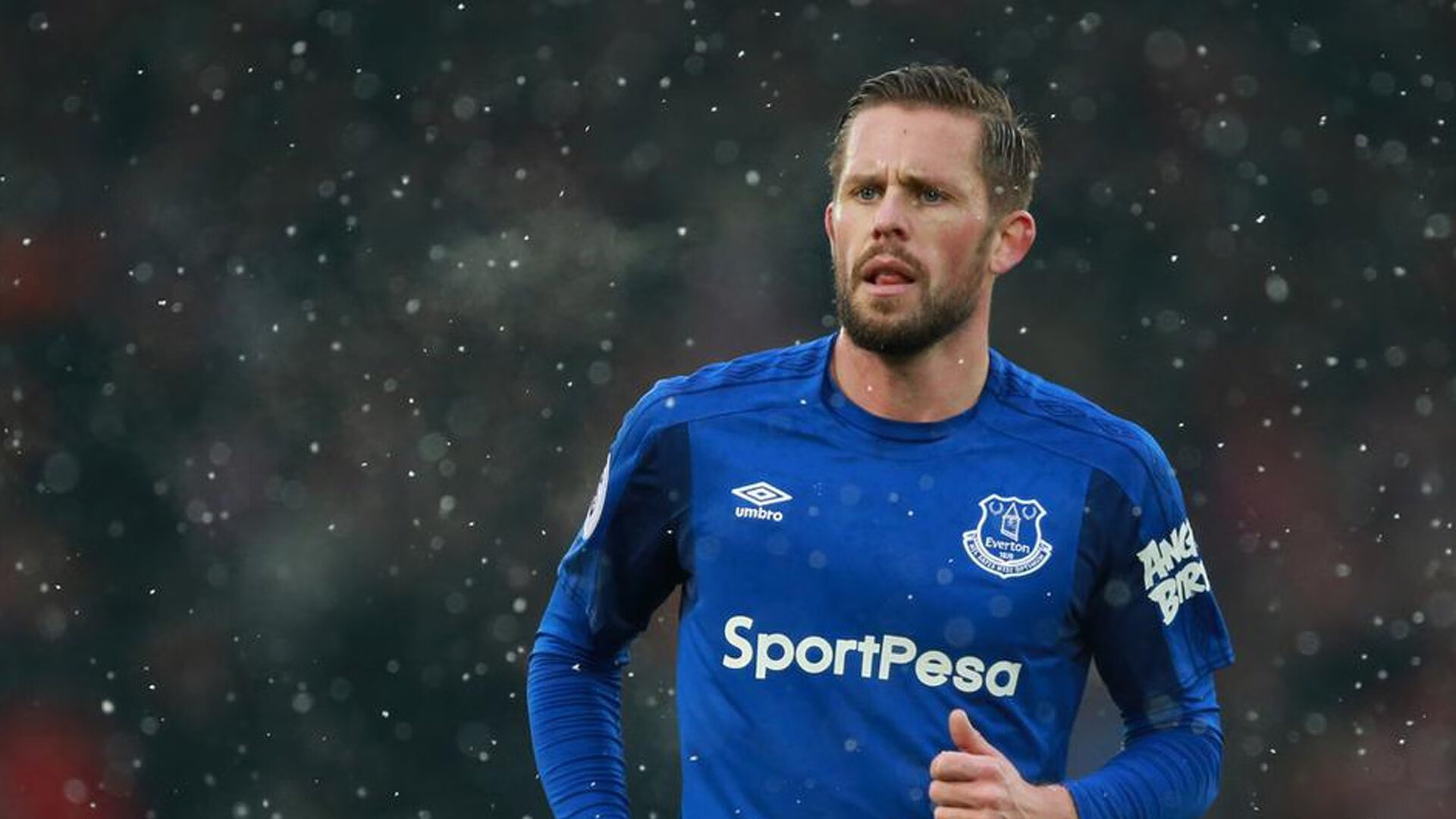 橙衣与雄狮的棋局间，一道桑巴闪电劈开宿命—维尼修斯如何以非逻辑姿态主宰荷英之战